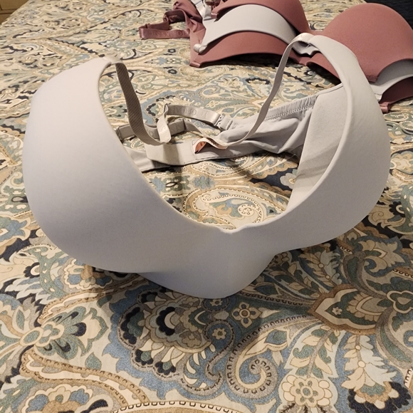 Like New! FOUR (4) Victoria's Secret THE T-SHIRT Lightly-Lined Wireless Bras - Picture 11 of 13